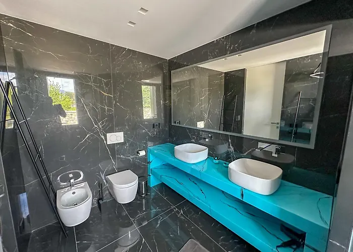 Villa Design With Pool - Maggiore *